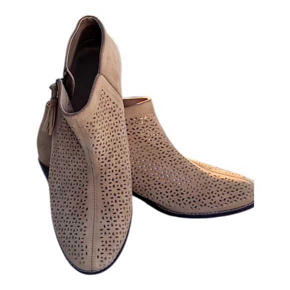 Vionic Perforated  Suede Tan Boot Size 9.5 - Picture 3 of 7